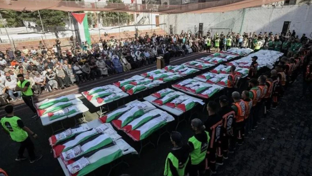 Gazze’de 3 yıl sonra bulunan 75 Filistinlinin naaşı toprağa verildi