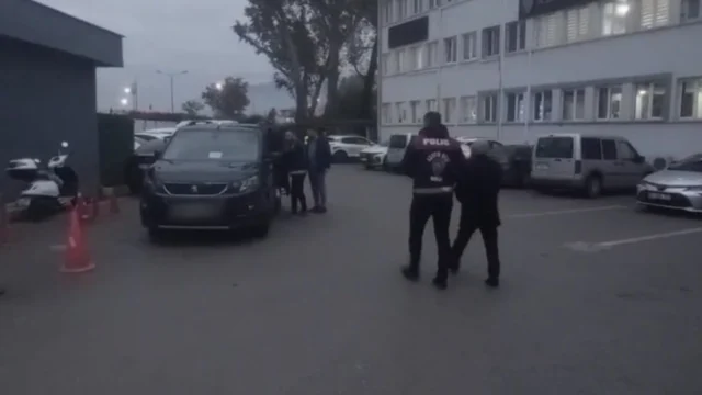 Lüks araç ve korumayla kandırdılar