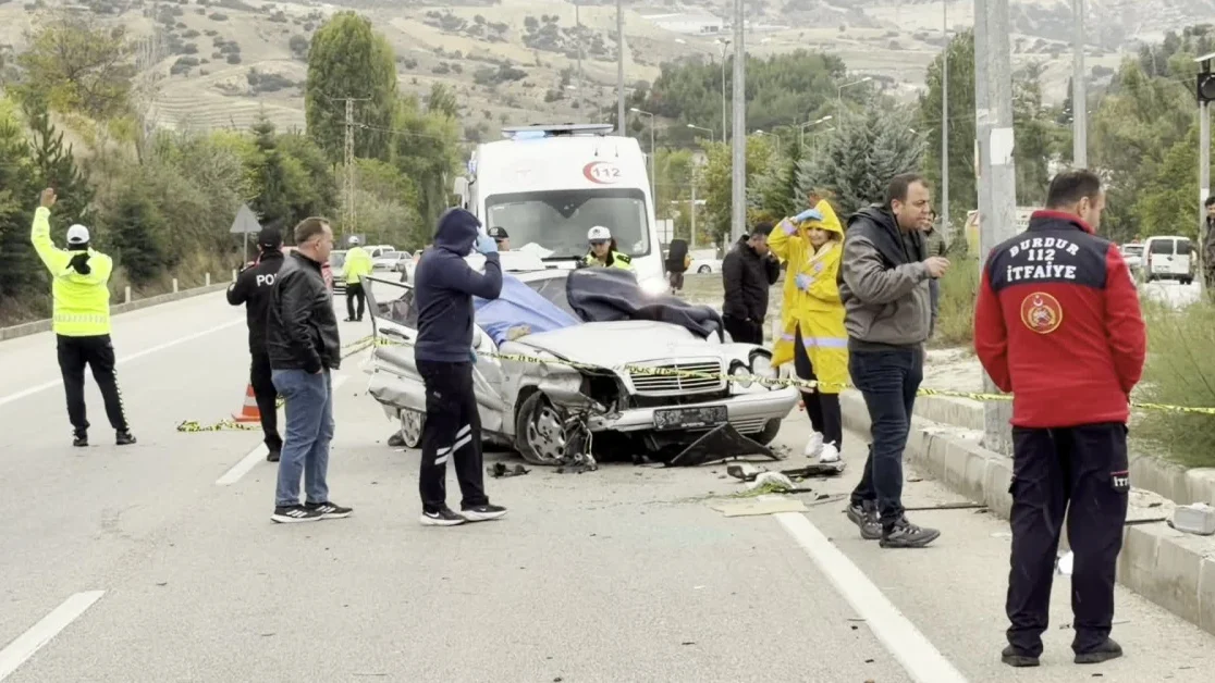 Burdur’da düğüne giden ailenin otomobili direğe çarptı: 1 ölü, 4 yaralı