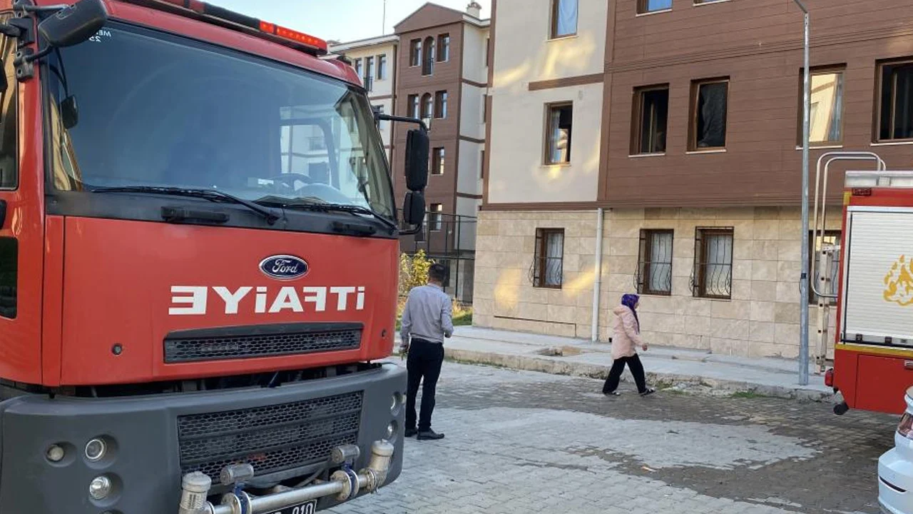 Elazığ’da 4 katlı binada yangın çıktı