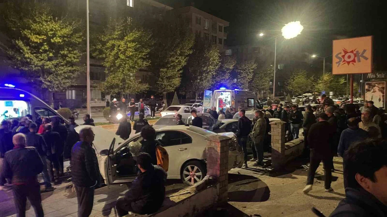 İki otomobil çarpıştı, ortalık savaş alanına döndü: 4 yaralı