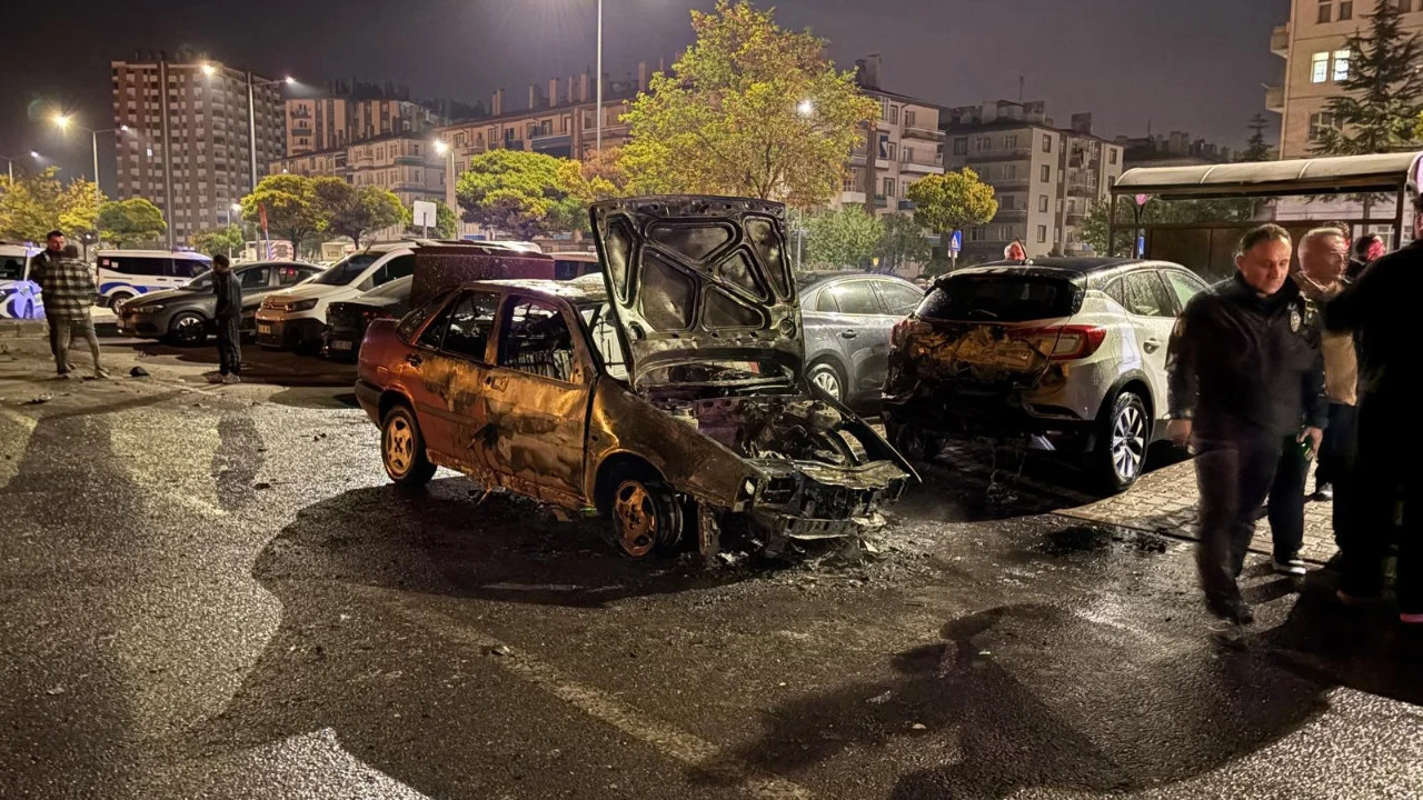 Kayseri’de otomobil karşı yola geçip alev aldı: 1 yaralı