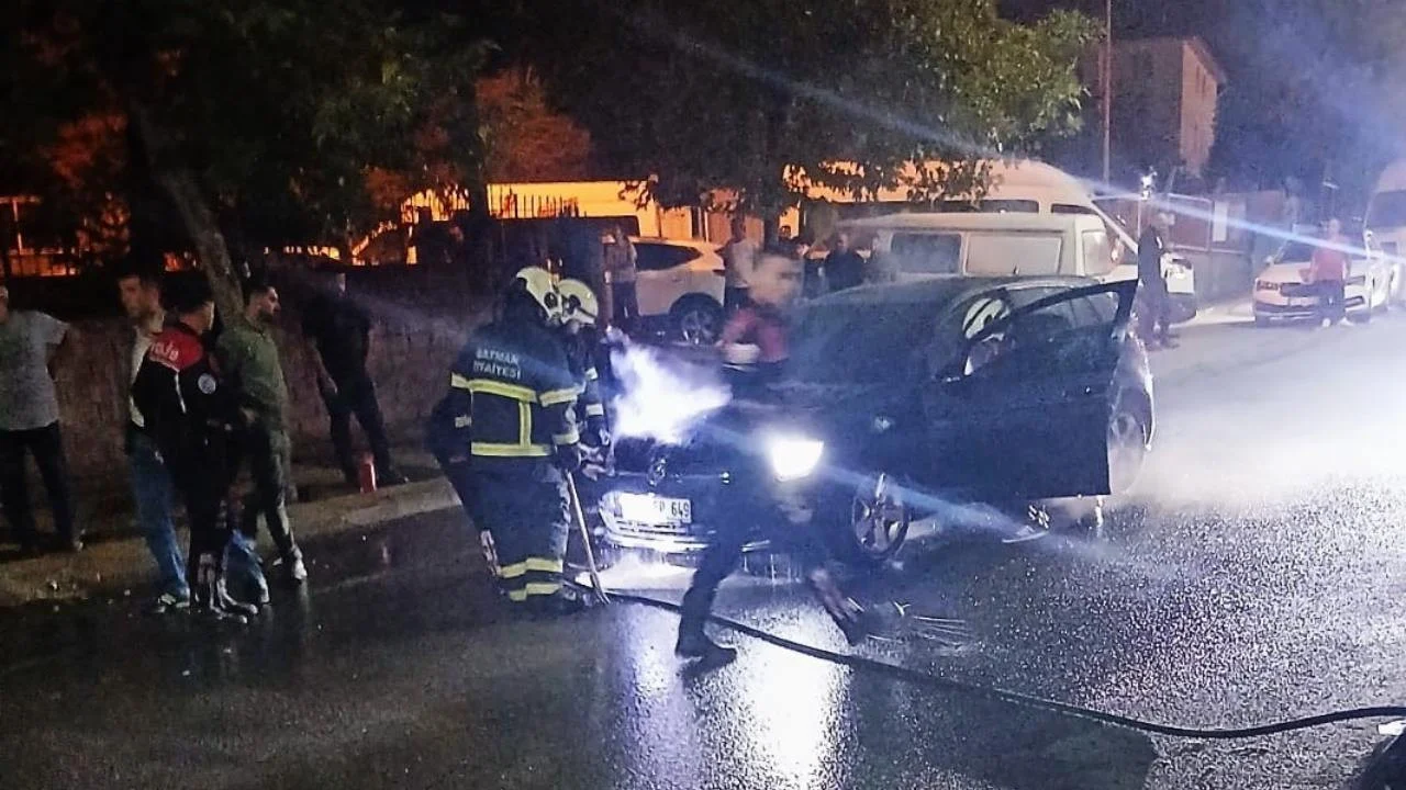 Batman’da seyir halindeki otomobil alev aldı