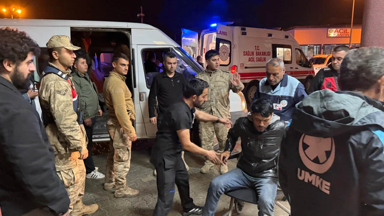 Hakkari-Van kara yolunda kaçak göçmenleri taşıyan minibüs dereye yuvarlandı: 20 yaralı