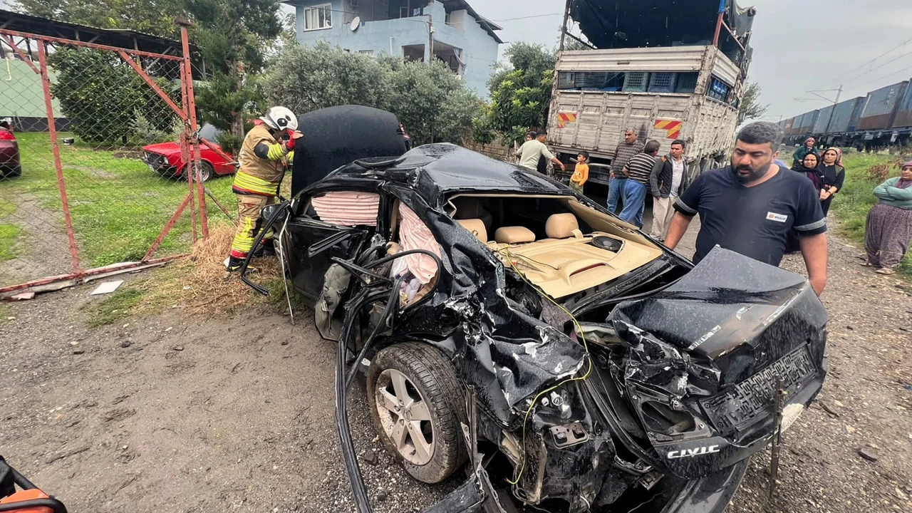 Hatay’da hemzemin geçitte tren otomobile çarptı: 2 yaralı