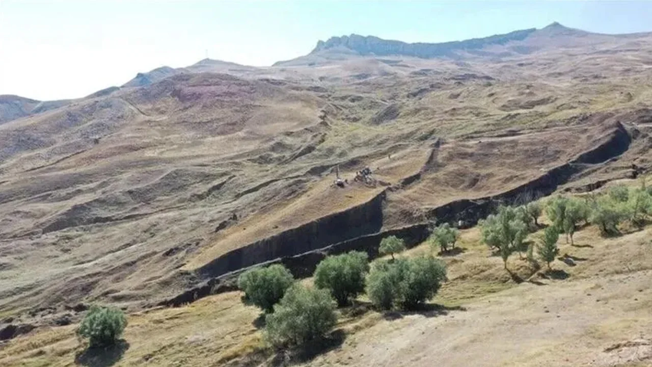 Ağrı Dağı’nda Nuh’un Gemisi’ne ait olduğu iddia edilen ahşap parçaları bulundu