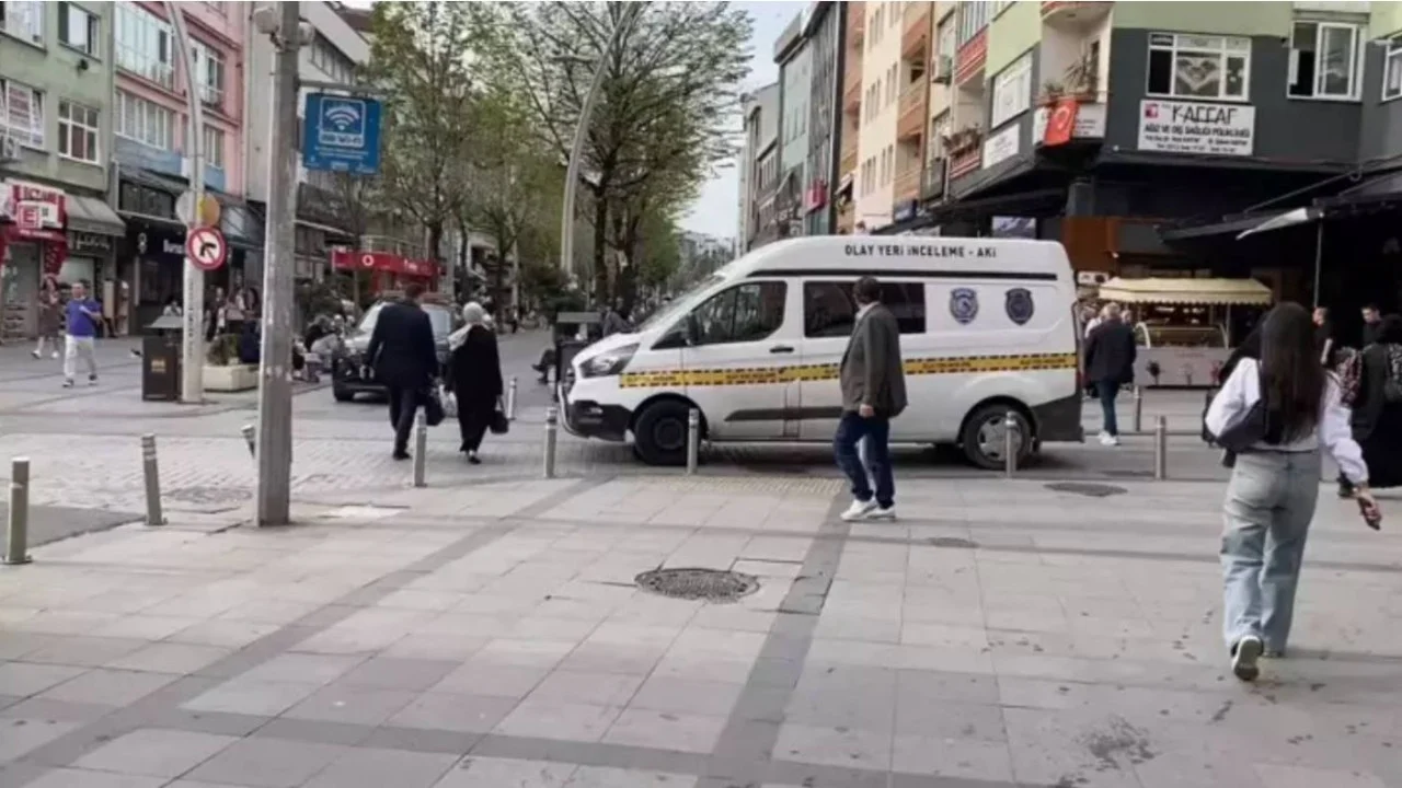 Zeytinburnu’nda esnaf kendisini tehdit eden saldırganı silahla yaraladı