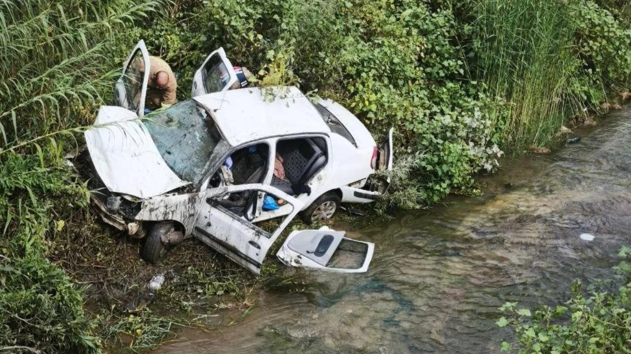 Hatay’da kontrolden çıkan otomobil dereye uçtu: 3 yaralı